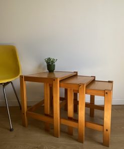 Trio de tables gigognes en pin années 80